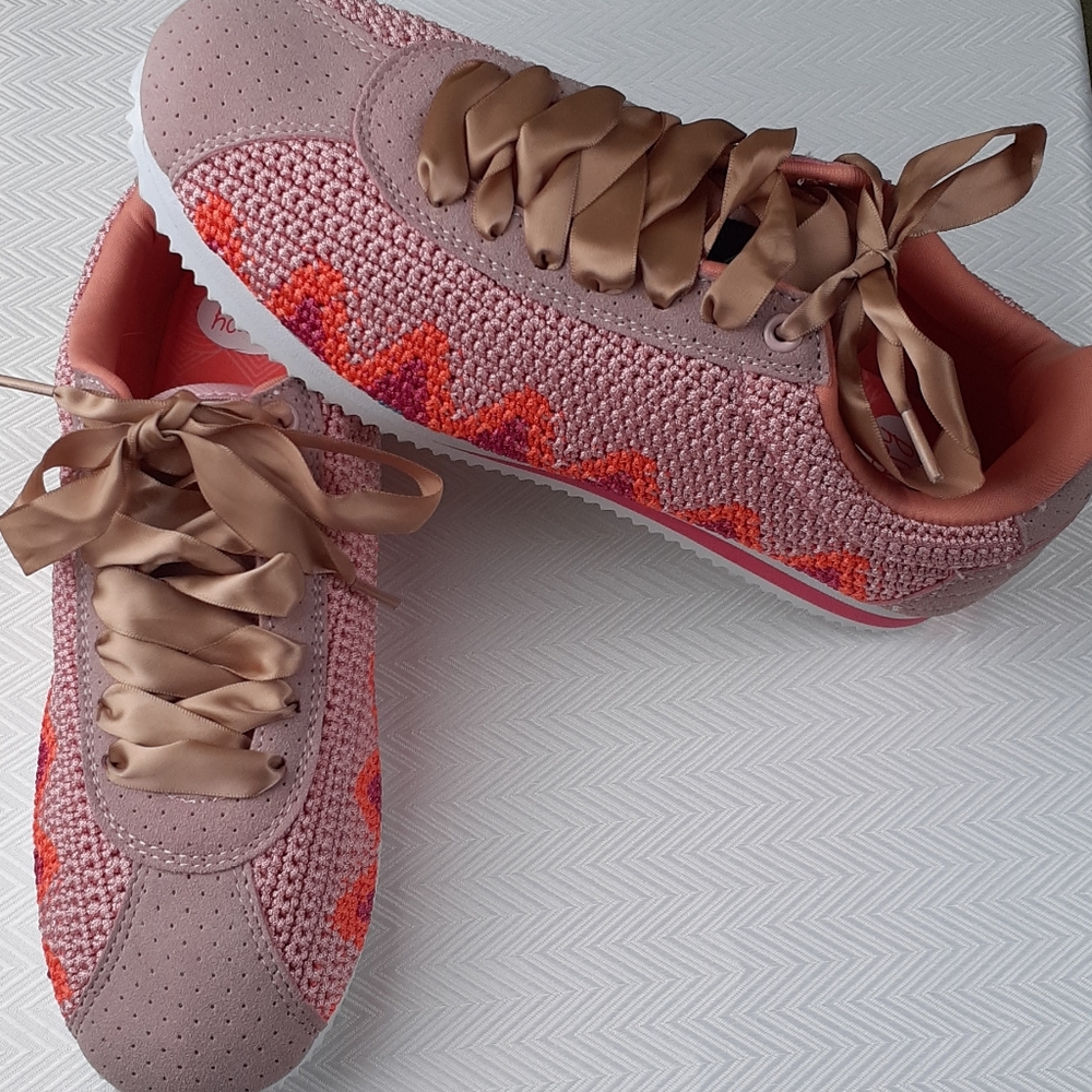 NWOB Poppy Macrame Walking Shoe.